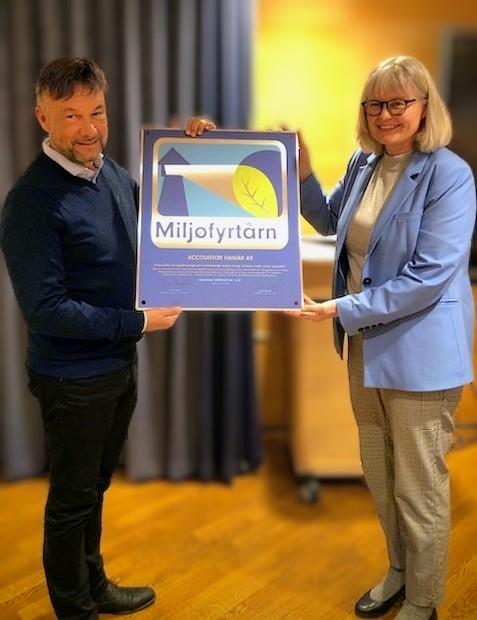 Vidar Østbu og Ordfører i Hamar. Får tildelt Miljøfyrtårn