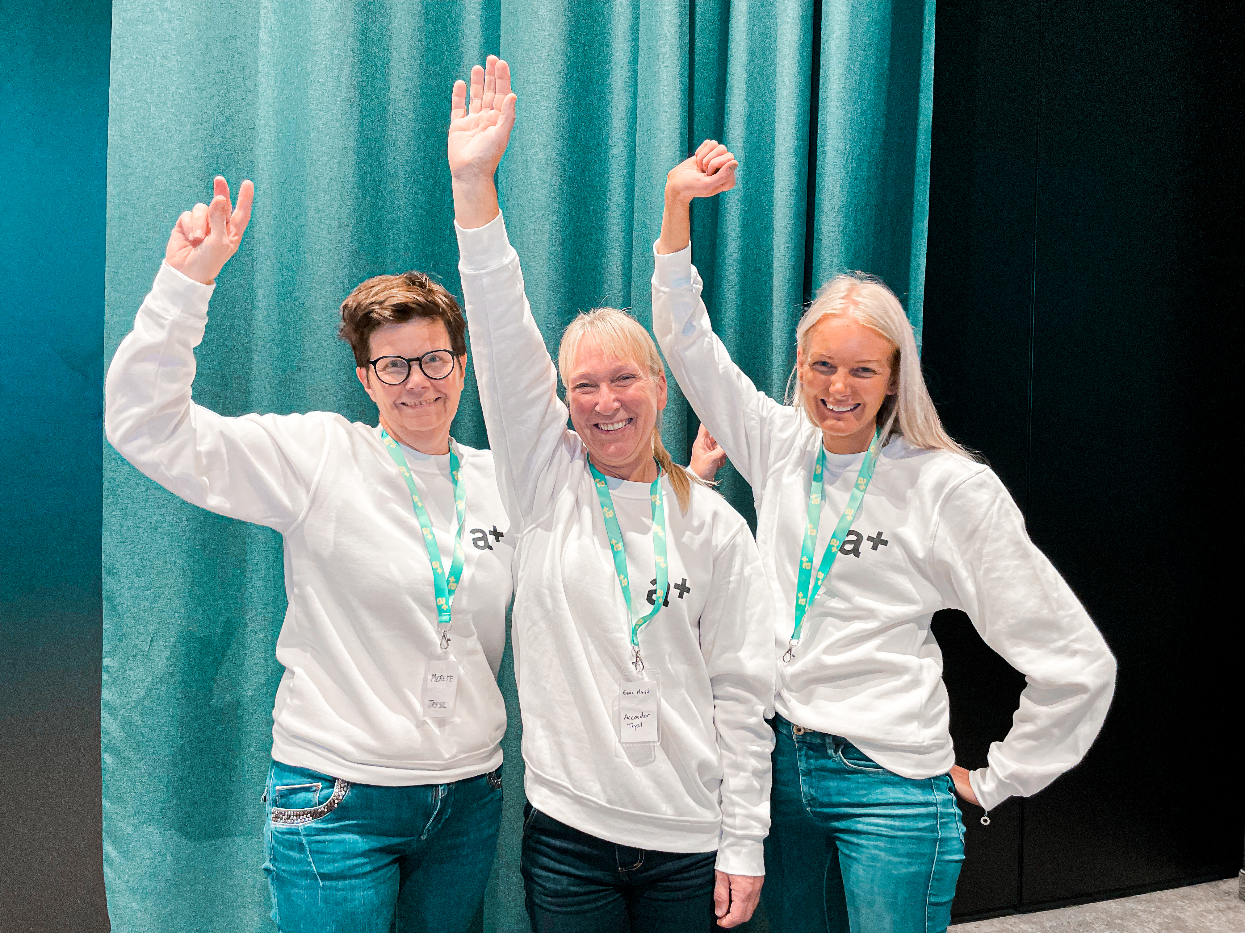 3 ansatte fra accountor trysil med hendene opp i været. god stemning