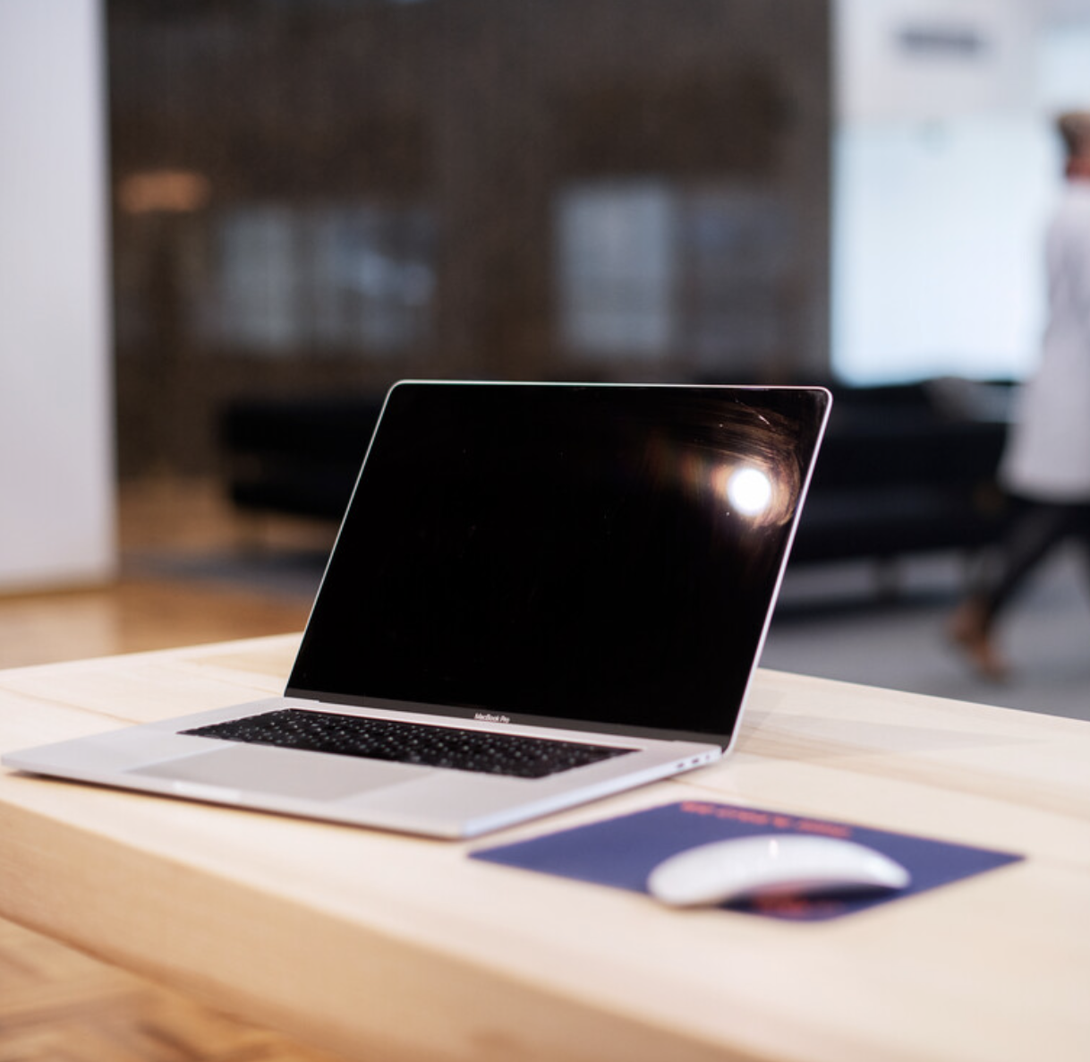 Laptop på et bord