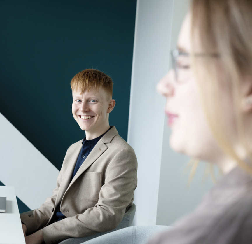 Kollega smiler til kamera rødt hår