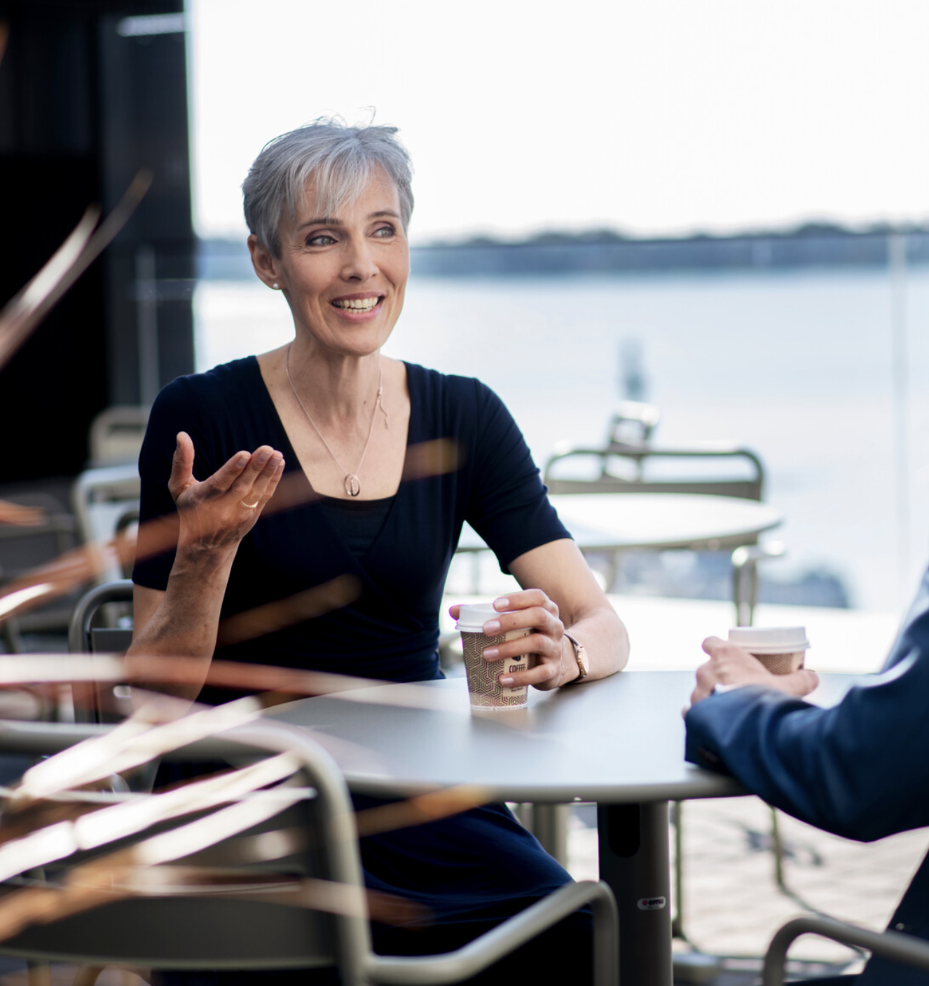 kvinne med kaffe som prater