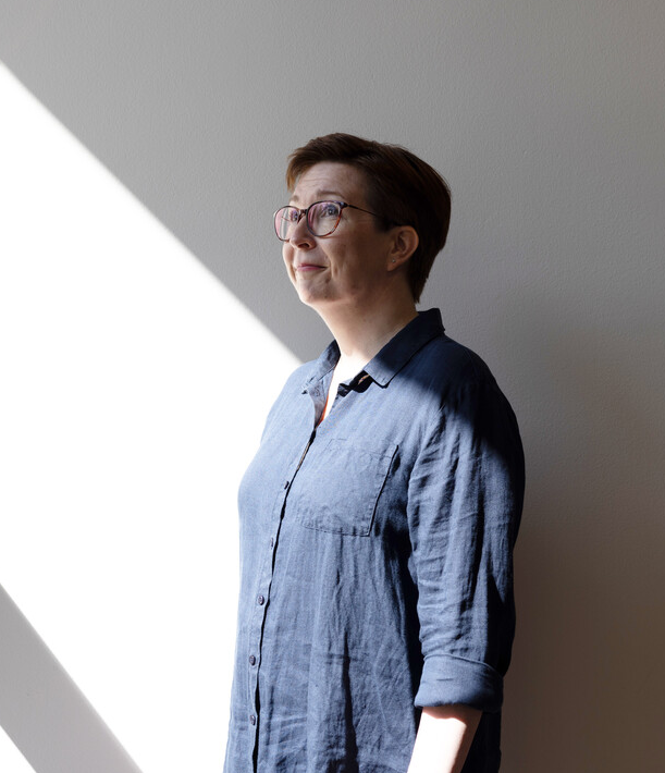 kvinne i sollyset gjennom vinduet