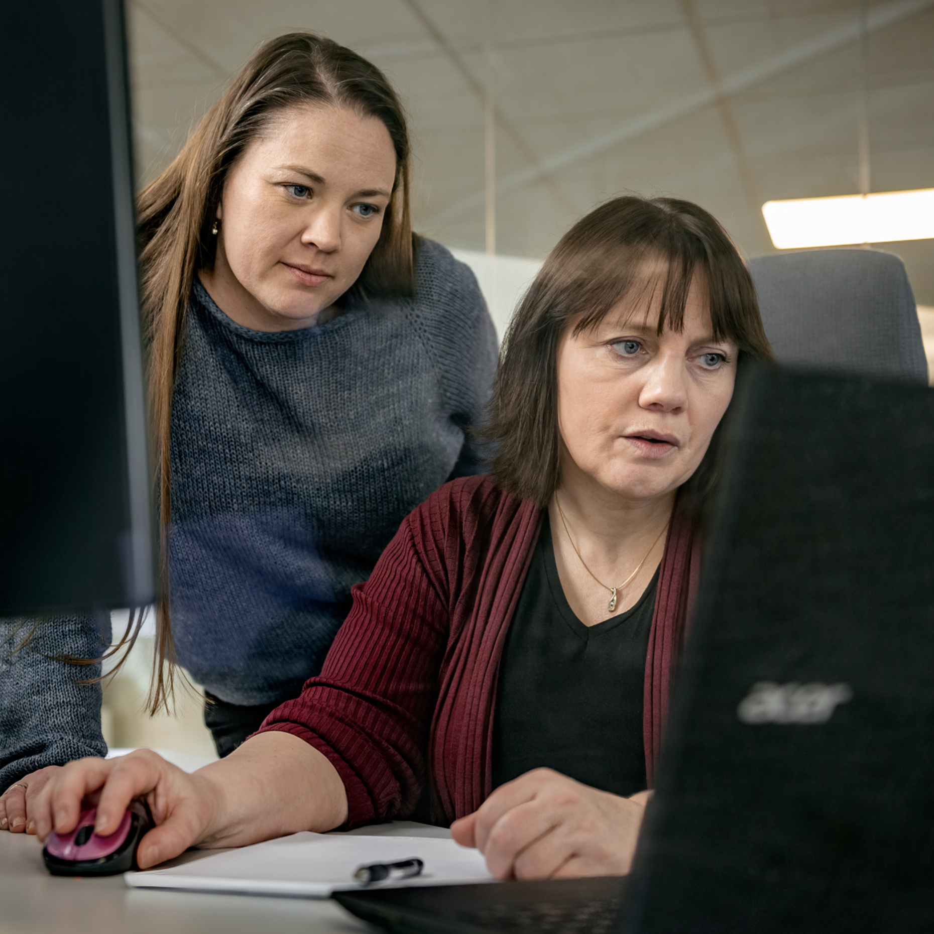 To kolleger over en pc