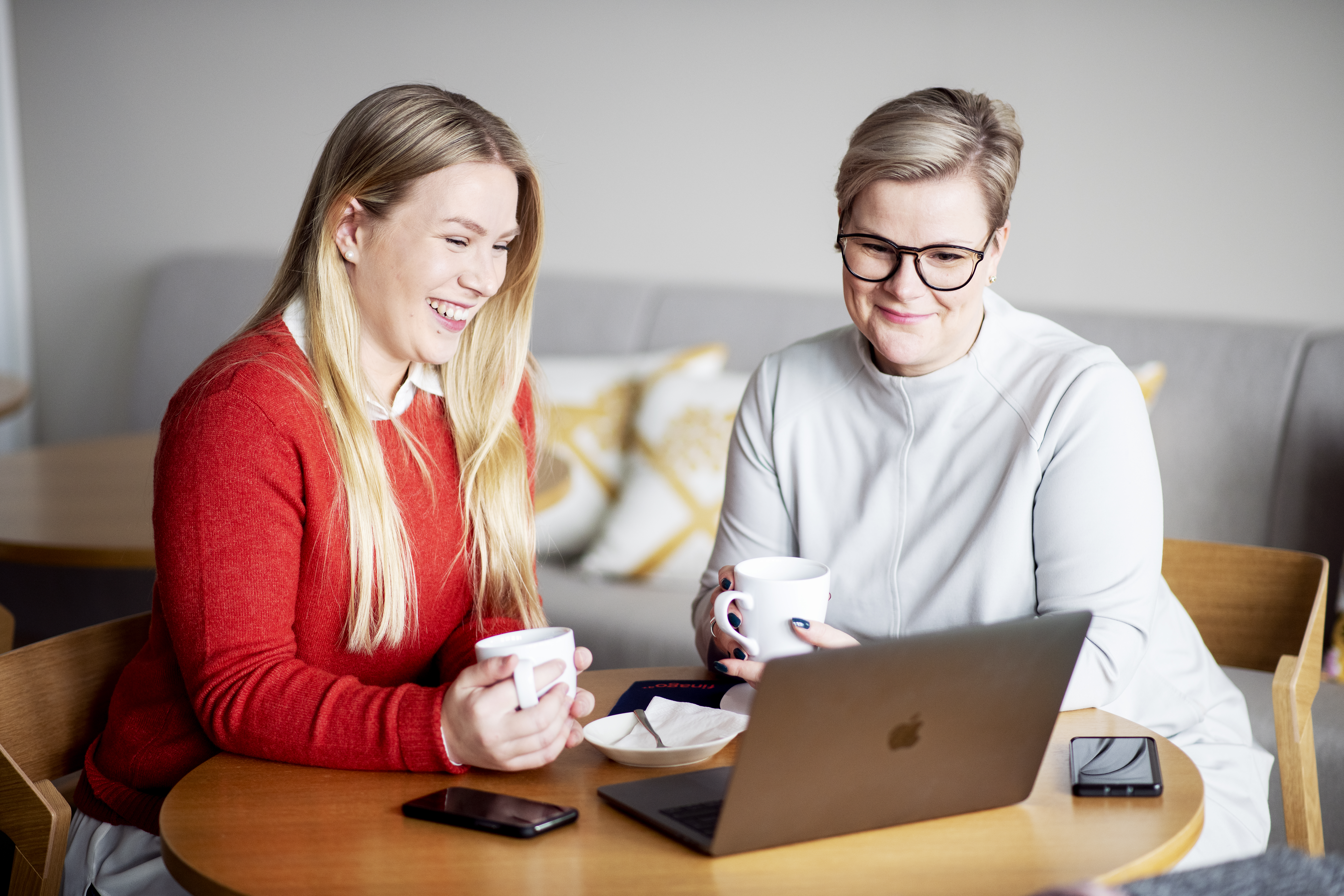 To kvinner prat over kaffe