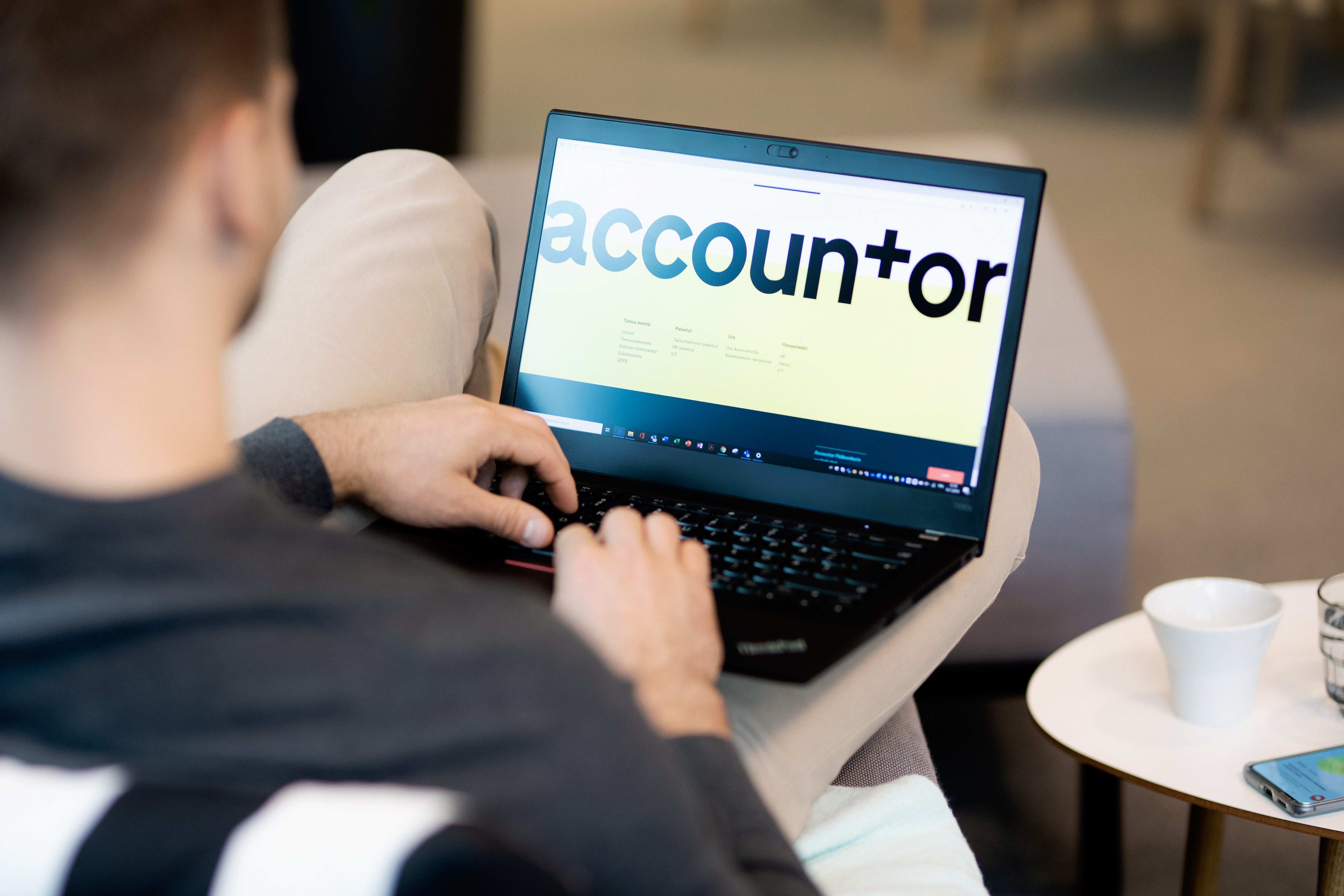 Man med laptop med accountor på skjermen