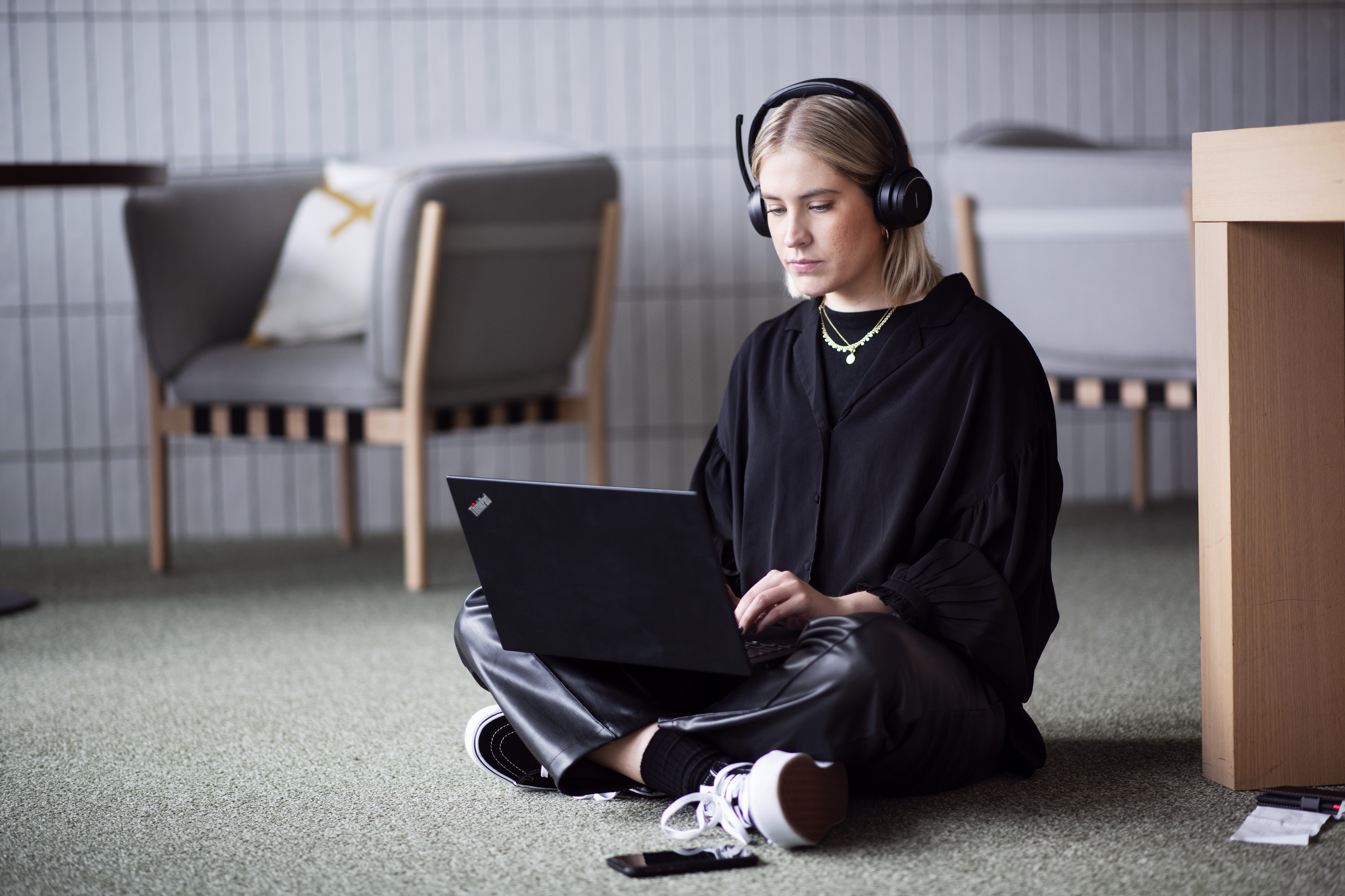 Kvinne med laptop avslappet