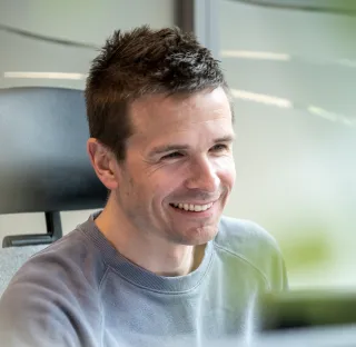 Ansatt på accountor helgeland som sitter foran pcen