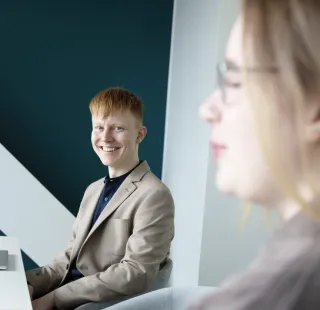 Kollega smiler til kamera rødt hår