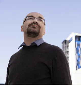 Mann som ser utover