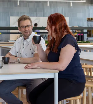 mann og kvinne med en kaffekopp