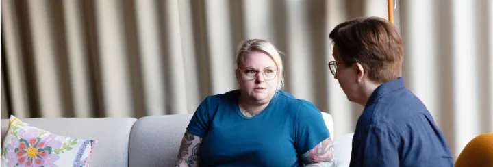 kollegaer i sofaen, prater 