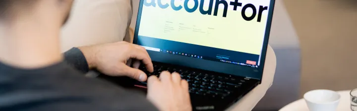 Man med laptop med accountor på skjermen