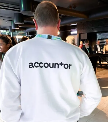 ansatt med accountor genser baksiden