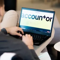 Man med laptop med accountor på skjermen